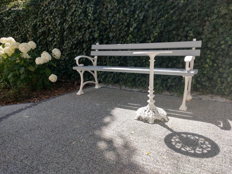 Mały żeliwny stolik ogrodowy z blatem o średnicy 38 cm
