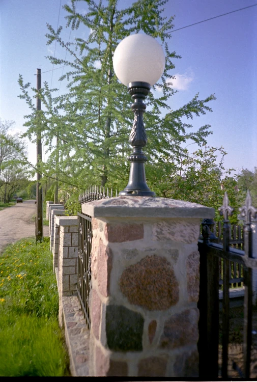 Żeliwna lampa ogrodowa o wysokości 72 cm