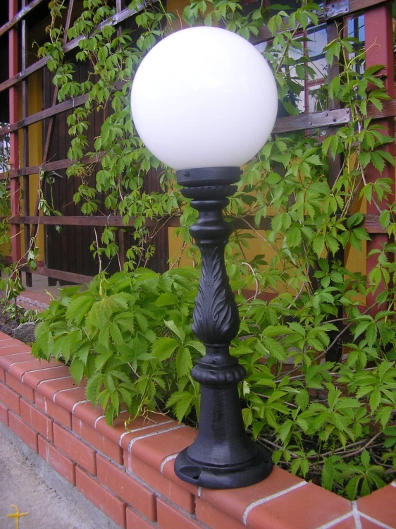 Lampa żeliwna z oprawką E27 i białą kulą
