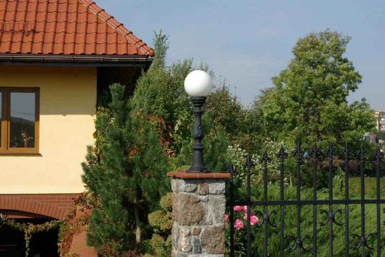 Ręcznie wykonana lampa żeliwna do ogrodu