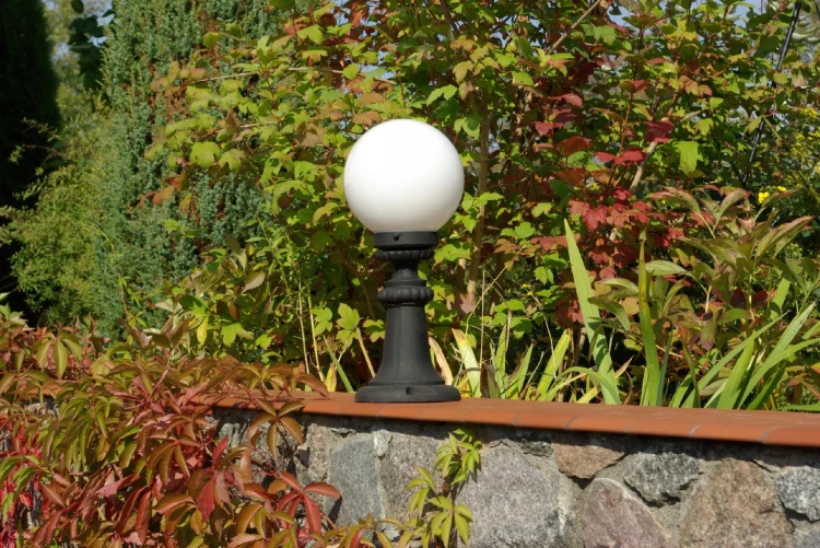 Lampa ogrodowa żeliwna z białym kloszem kulistym