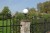 Lampa żeliwna z białą kulą do przestrzeni publicznych