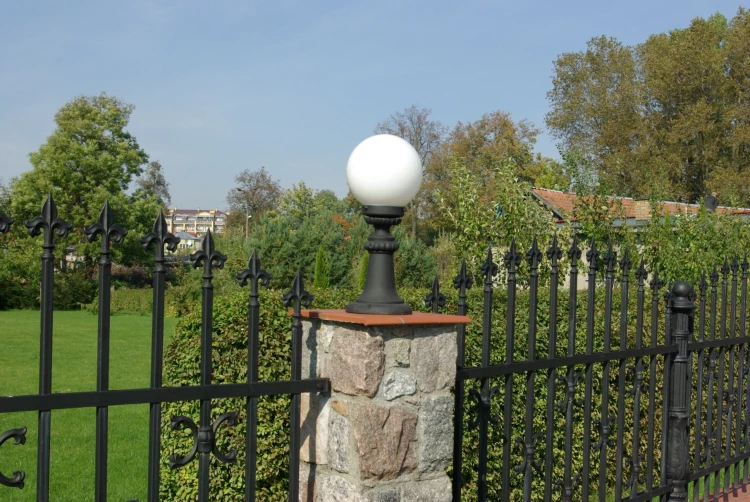 Lampa żeliwna z białą kulą do przestrzeni publicznych