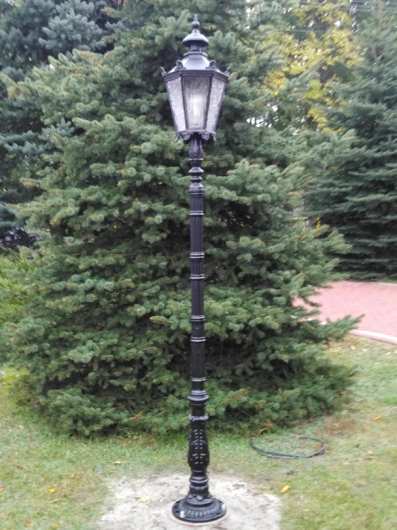 Ręcznie wykonana lampa żeliwna firmy Gicor