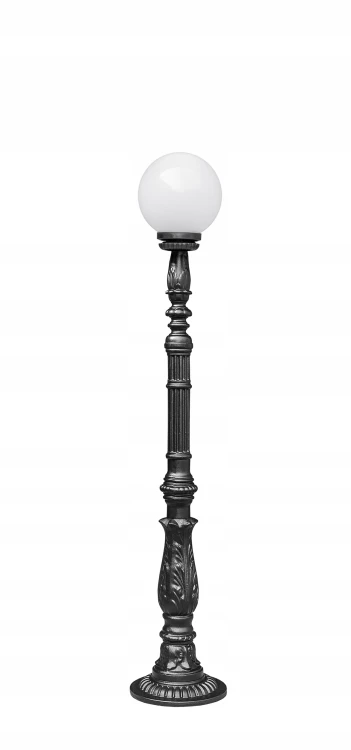 Żeliwna lampa ogrodowa z białym kloszem kulą