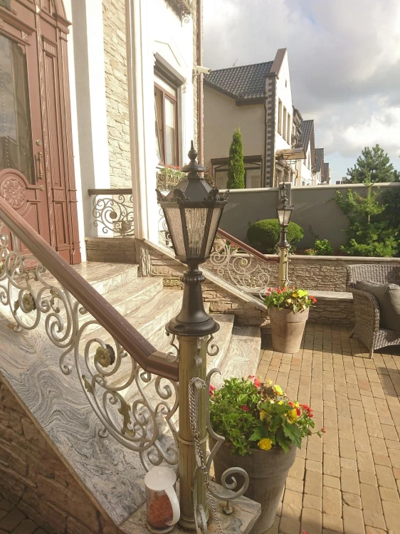 Klasyczna żeliwna lampa zewnętrzna