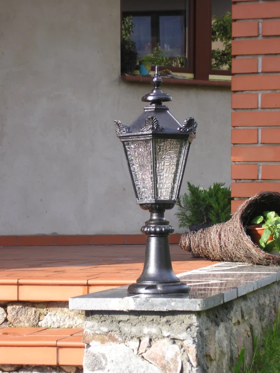 Żeliwna lampa ogrodowa z szybami z plexi