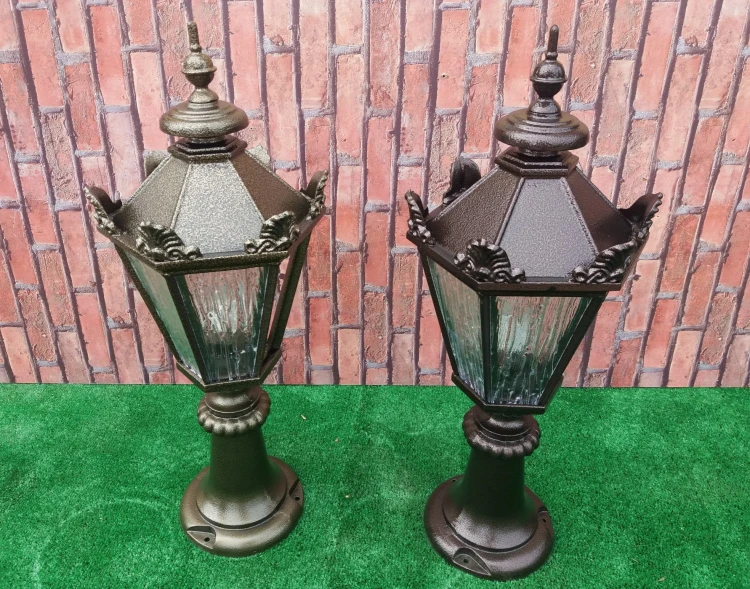 Czarna lampa ogrodowa z otworami montażowymi