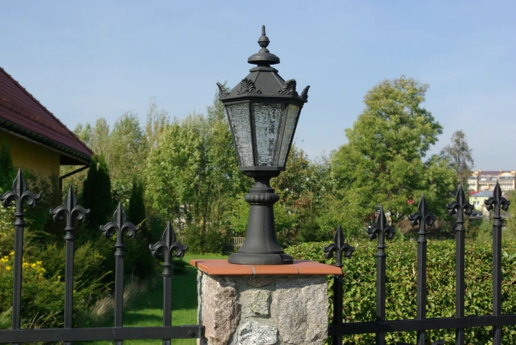 Stabilna lampa żeliwna do ogrodu i na posesję