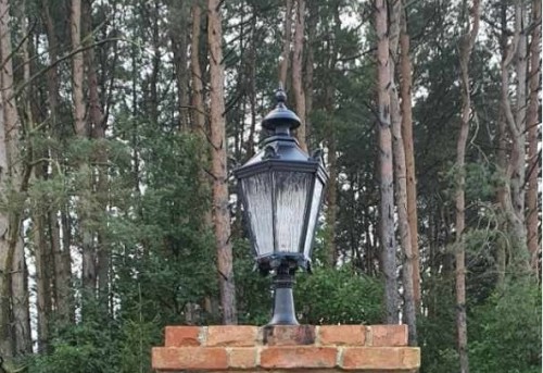Czarna lampa żeliwna ogrodowa o wysokości 85 cm