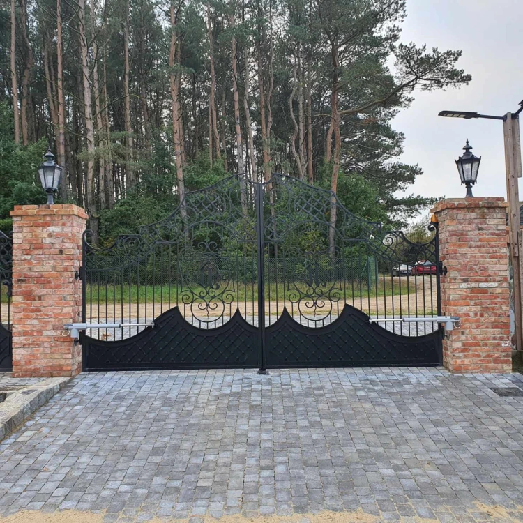 Lampa ogrodowa z żeliwa malowana proszkowo na czarno