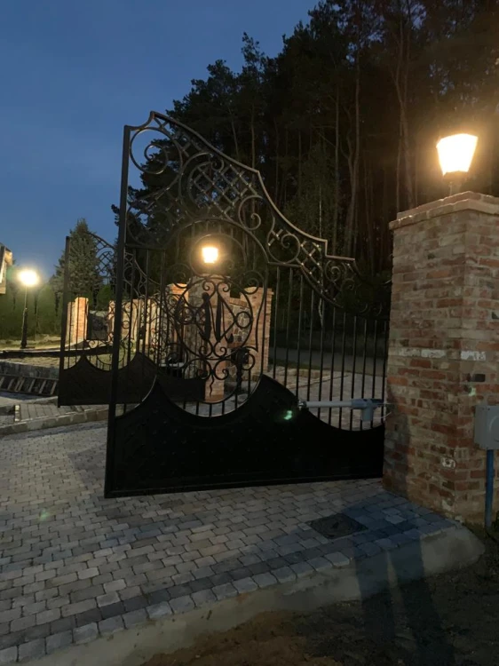Klasyczna lampa żeliwna do ogrodu i na posesję