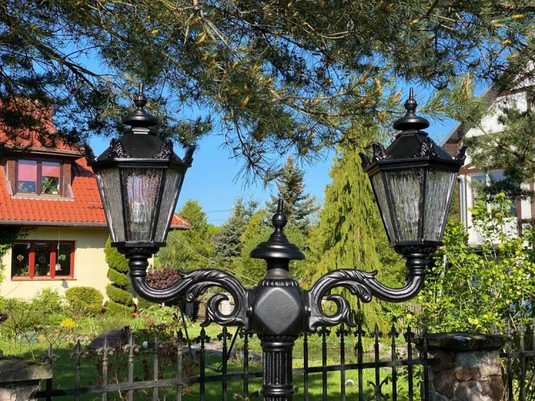 Lampa ogrodowa Gicor z dwoma małymi lampionami