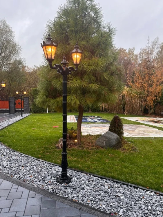 Ręcznie wykonana w Polsce żeliwna lampa do ogrodu