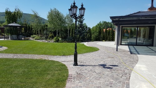 Żeliwna lampa ogrodowa Gicor z trzema głowicami