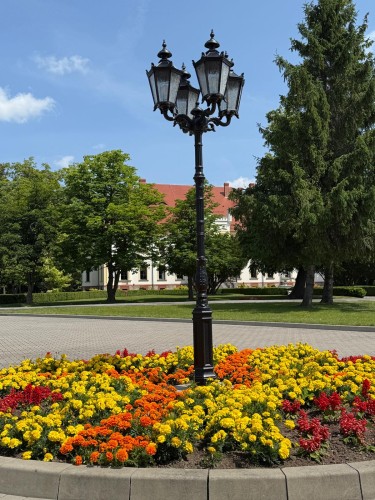 Żeliwna lampa ogrodowa Gicor z czterema głowicami