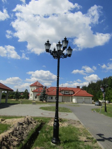 Żeliwna lampa ogrodowa GII o wysokości 4600 mm