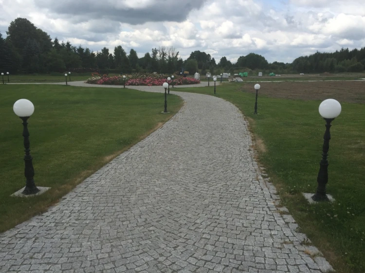 Żeliwna lampa parkowa z białą kulą