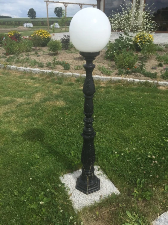 Lampa zewnętrzna żeliwna z oprawką E27