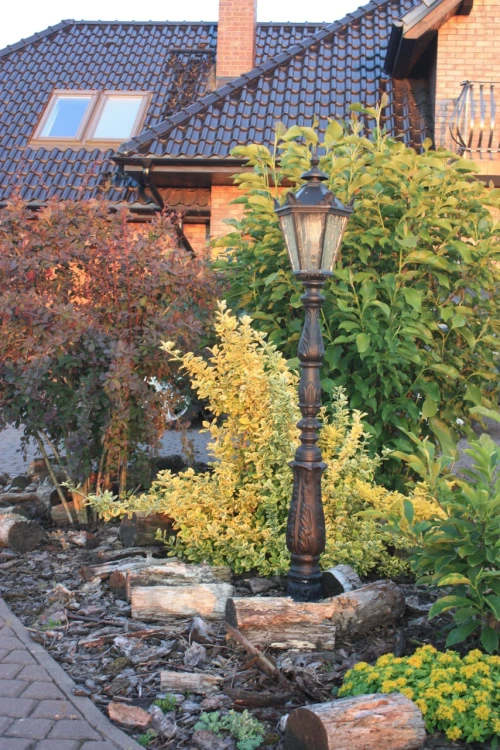 Czarna lampa żeliwna do ogrodu i parku