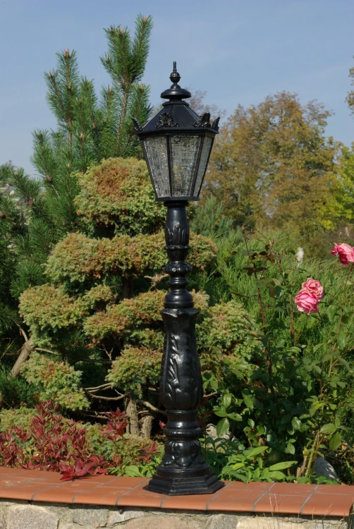 Żeliwny lampion stojący z oprawką E27