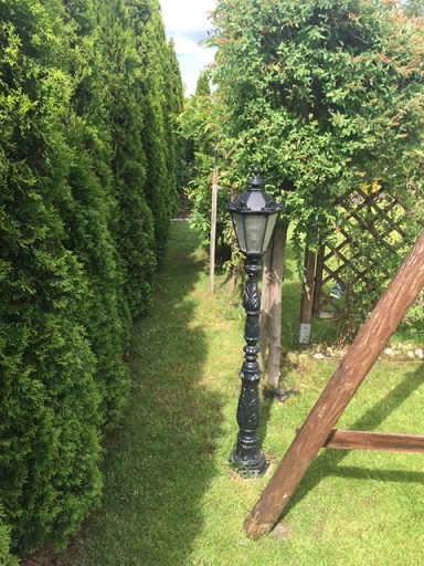Lampa żeliwna Gicor z kloszem i szybkami z plexi