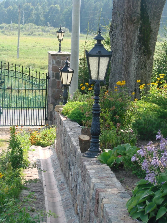 Lampa żeliwna z zamontowaną instalacją elektryczną