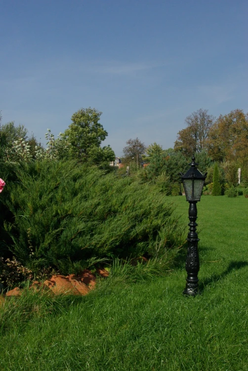 Żeliwna lampa stojąca z otworami do mocowania