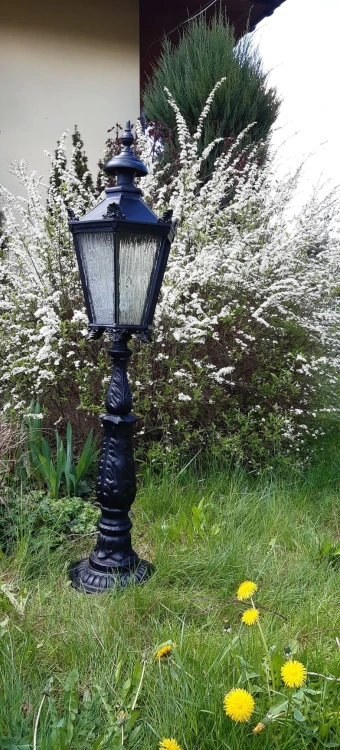 Czarna lampa żeliwna do ogrodu i przestrzeni publicznych