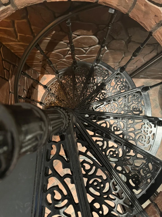 Żeliwne schody spiralne do wnętrz i na zewnątrz