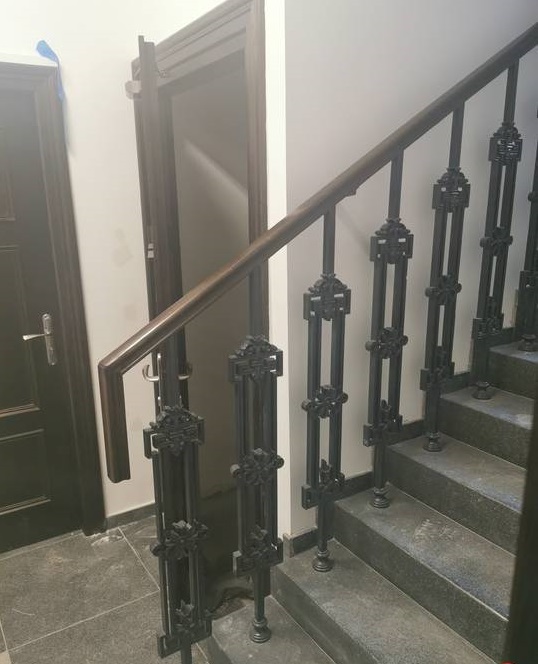 Czarna tralka żeliwna do balustrady schodowej
