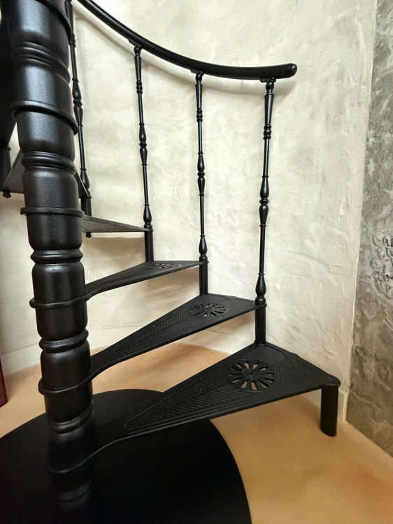Żeliwne schody spiralne o wysokości około 300 cm