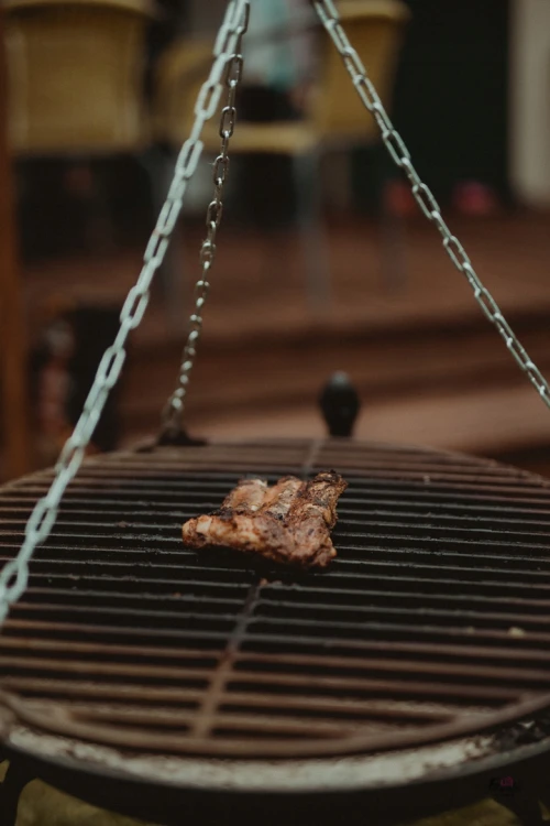 Ręcznie wykonany grill ogrodowy z paleniskiem