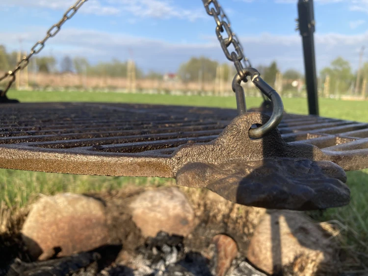 Ruszt żeliwny 55 cm z otworami do zawieszenia
