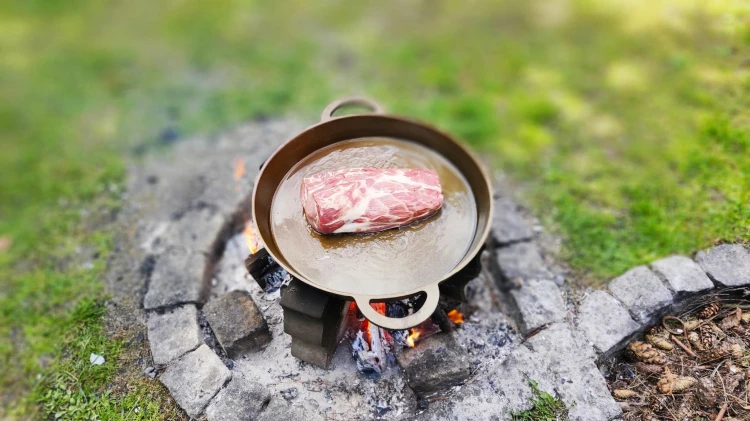 Patelnia żeliwna o średnicy zewnętrznej 45 cm