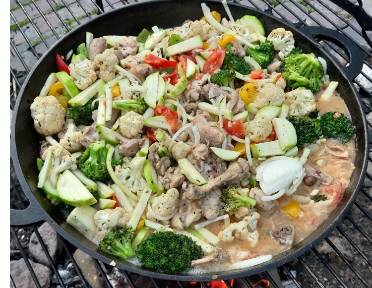 Ciężka patelnia żeliwna o wadze 10,5 kg
