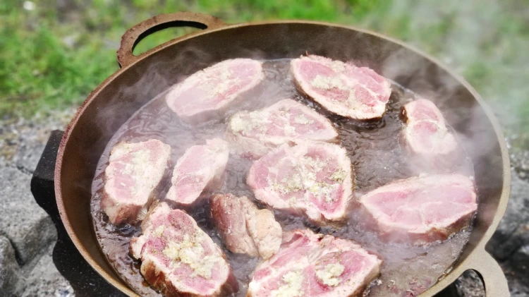 Patelnia żeliwna z otworami do zawieszenia nad paleniskiem