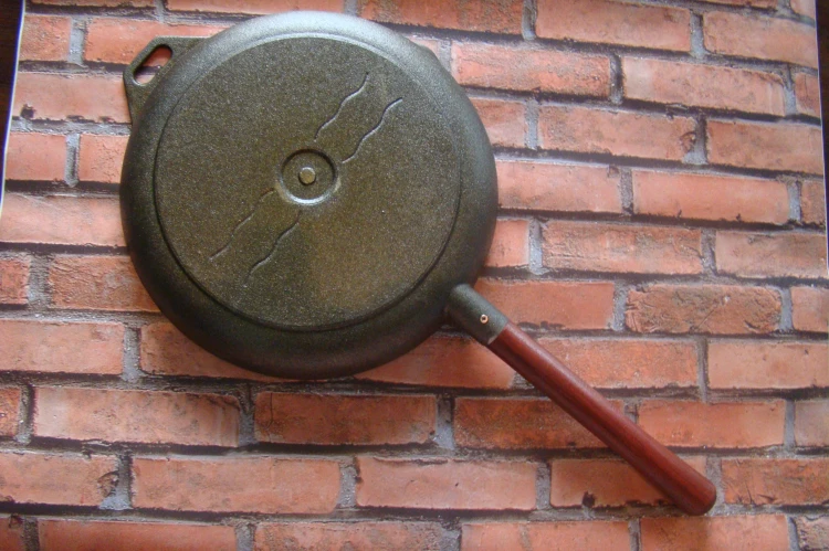 Czarna patelnia żeliwna do grillowania i na ognisko