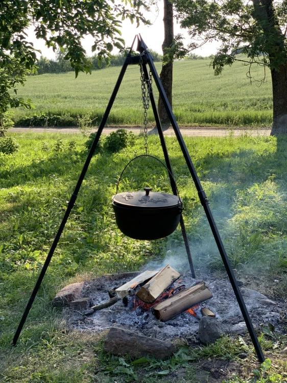 Metalowy trójnóg do grilla i kociołka