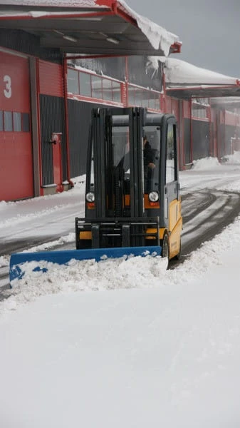 Stalowy pług śnieżny do wózka widłowego szerokość 2000 mm