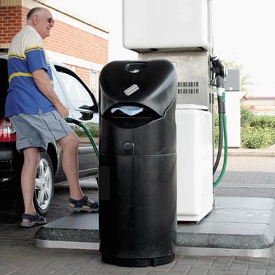 Zewnętrzny kosz Auto-Mate na stację paliw z dozownikiem