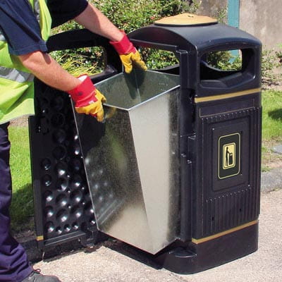 Zewnętrzny kosz Glasdon Jubilee 110 z czterema otworami wrzutowymi