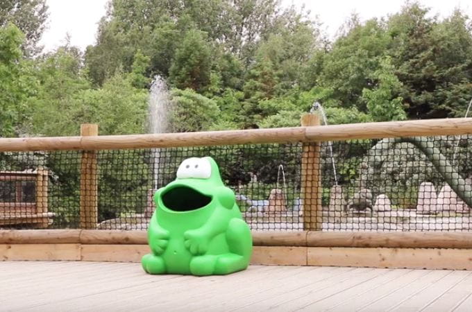 Nowoczesny kosz na śmieci Froggo do przestrzeni publicznych