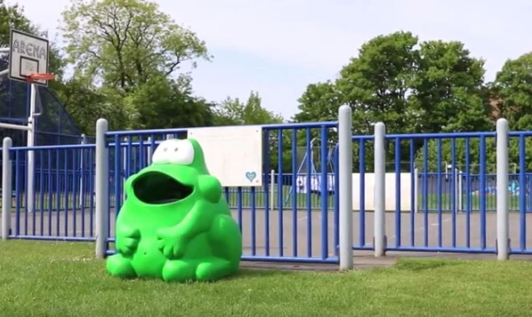 Kosz na śmieci Froggo odporny na warunki atmosferyczne
