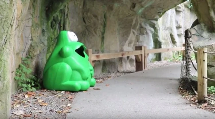Kolorowy kosz na odpady Froggo do szkół i placów zabaw