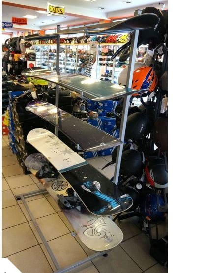 Metalowy stojak na deski snowboardowe do sklepu