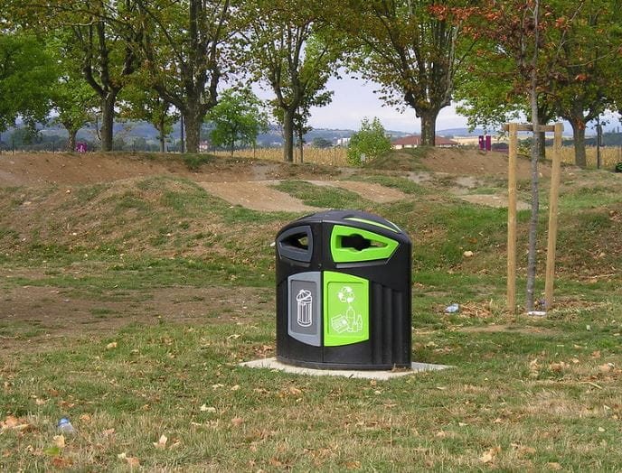 Pojemnik Nexus 200 z kolorowymi otworami wrzutowymi