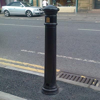 Słupek Glasdon Manchester z zagłębieniem na taśmę