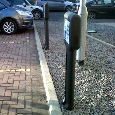Słupek parkingowy Infomaster z miejscem na znak