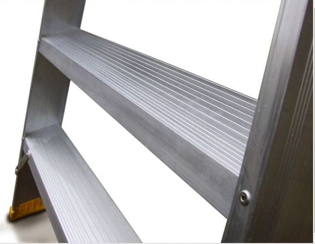 Drabina aluminiowa Forte z profilowanymi stopniami